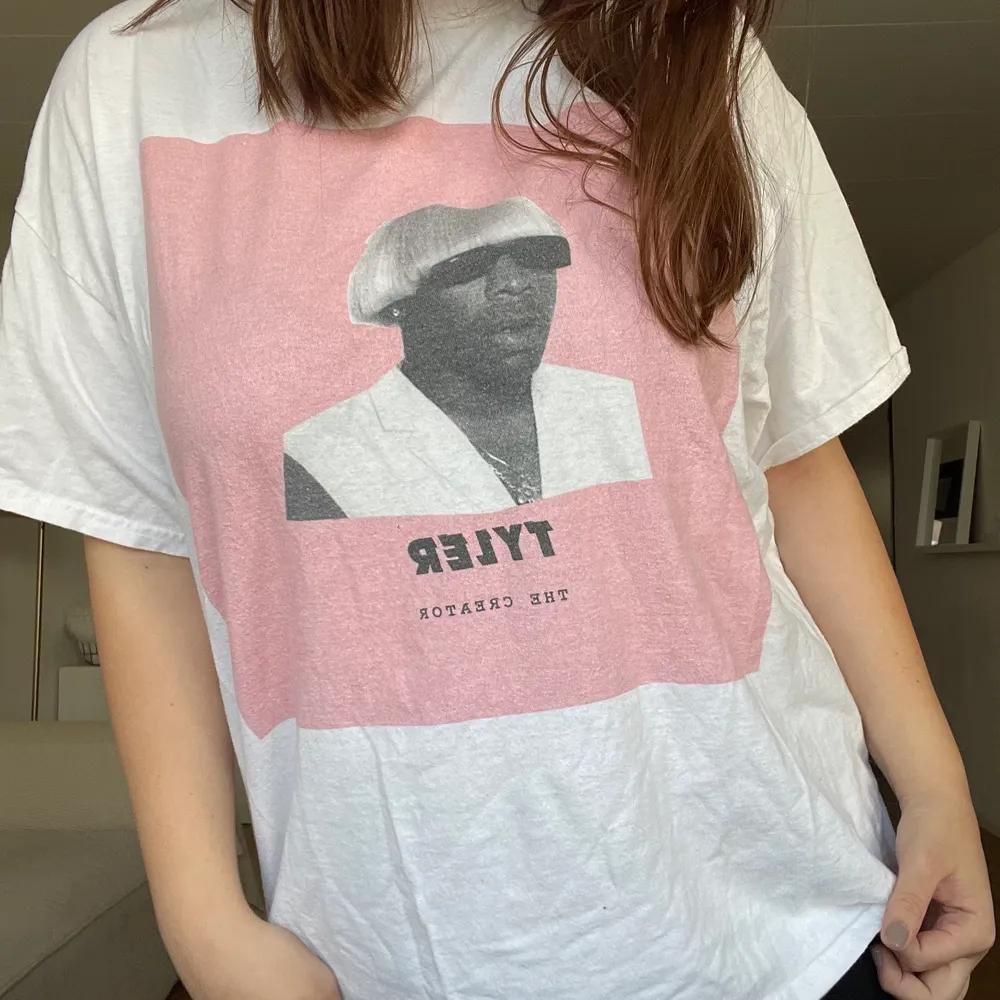 En tshirt med Tyler the creators på inspirerad av hans ”Igor” album- trycket är tyg liksom ”i” tröjan och inte plast.. T-shirts.