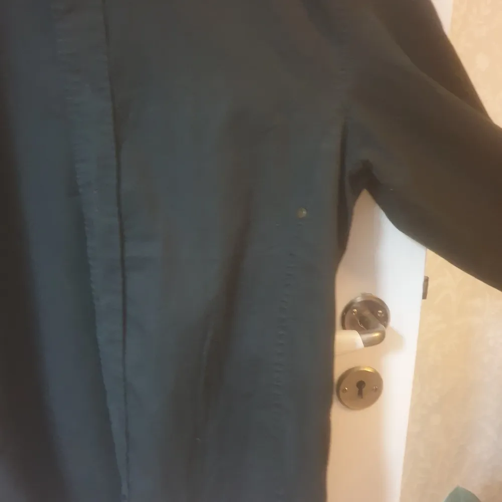 svart skjorta Storlek: S. 100% bomull detaljer: små knappar på fram och baksidan. Skjortor.
