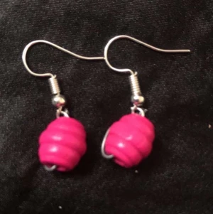 Örhängen  - Ett par fina örhängen i färgen rosa med formen av bikupor 💖