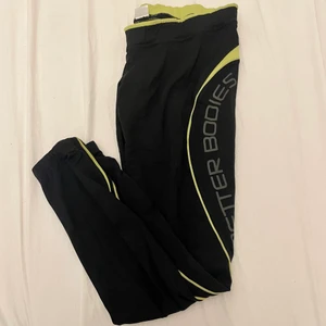 Better Bodies  - Garderobsrensning! Fina Better Bodies träningstights med dragkedja vid anklen. 😊