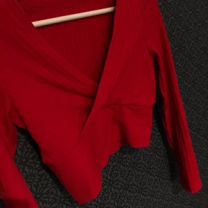 Röd topp - Superfin ribbad röd topp från shein. Aldrig använd, bara provad. Står st XS men tycker den är mer som en S