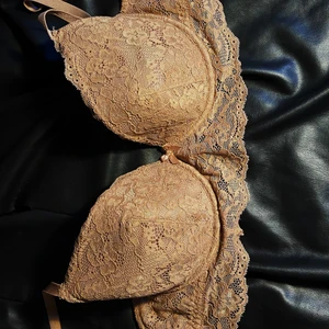 Bh ,75D - Jätte fin bh i storlek 75D,aldrig använt.