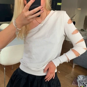 Hålig tröja  - Så unik tröja som inte säljs längre från AEJ kollektionen för NA-KD!!!🥰🥰🥰❤️❤️