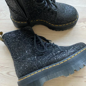 Dr Martens - MOLLY GLITTER PLATFORM BOOT - MOLLY GLITTER PLATFORM BOOTS! 🌟😍 Häftiga glittriga Dr Martens! Storlek 38! Riktiga pinglor och de kommer tjäna dig i flera år framöver. Jag ska operera min fot och kommer aldrig mer kunna gå i skor som dessa 😭 Men jag lovar, ett riktigt kap. 