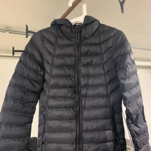 JACKA - Svart dunjacka! Relativt välanvänd. Lite glapp i dragkedjan men den fungerar fortfarnde utan större problem! 🙏🏾💕