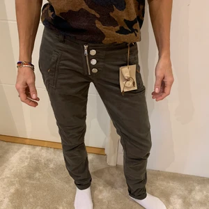 Nyköpta militärfärgade byxor - Super sköna och stretchiga byxor som är helt oanvända! 
