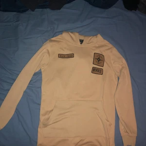 Black squad hoodie - En beigeaktig luvtröja. Jätte skön o fin tröja, tryck på rygg och bröst, se bild. Stor i storleken