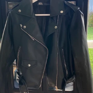 Zara svart skinnjacka  - Säljer min skinnjacka ifrån Zara, den är helt oanvänd. Kunden står för frakt!