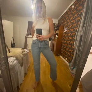 Arket jeans och linne  - Arket jeans med ljus tvätt, storlek 27/passar en S-M. 200 kr. Linne i ribbstickat material, storlek S. 100 kr