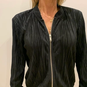 Svart ribbad fest jacka  - En ribbad och tunn fest jacka!👑🖤