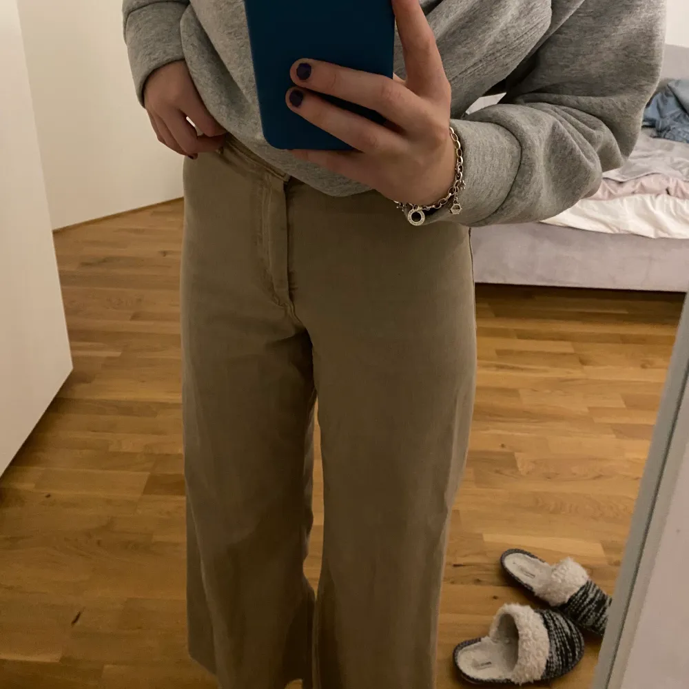 Jättefina beiga jeans köpta från zara i våras. Högmidjade och väldigt stretschiga i midjan. Dem är tyvärr för korta för mig som är 175cm. Köpta för 499kr. Säljer för 80kr + frakt (66)  . Jeans & Byxor.