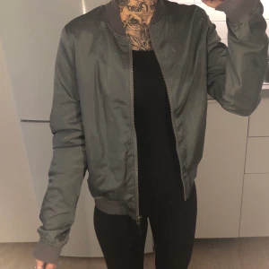 Rut & Circle - Bomberjacka, strl 32 - Tunn bomberjacka i storlek 32.