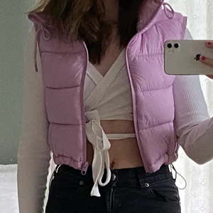 Zara väst - Så snygg zara väst i en lila/rosa färg. Säljer den då det inte riktigt är min stil lägre så den kommer inte till användning. 