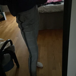 Rutiga kostymbyxor  - Aldrig använda kostymbyxor från Vero Moda. Säljer pågrund av att dom är lite för korta för mig i  bena (jag är 171cm)