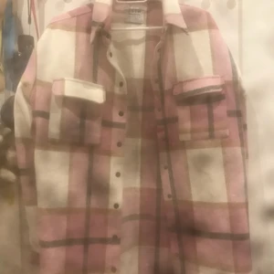 Overshirt från nelly - Intressekoll på Overshirt jacka från Nelly i rosa rutigt mönster. Strl xs men passar mig som är s/m. Köpt för 699. 