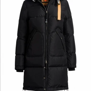 Parajumper long bear  - Jätte fin och varm jacka, köppt vintern 2019 bara används ett och ett halv vinter, säljs på grund av att jag vill ha en lika Dan i beige, storlek xxs/xs, jätte bra skick inga skador als köpt för 10 499k. Jag kan mötas i Stockholm och frakt ingår i priset 