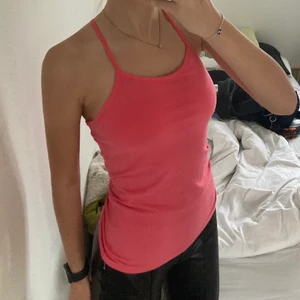 Lululemon linne - Jätte snygg trendigt linne från lululemon, helt ny med lapp. Med inner ”bh” perfekt för varje sportart.