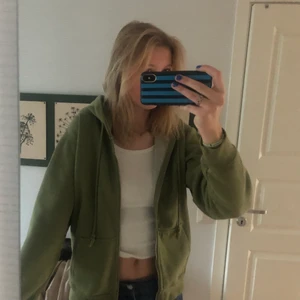 Ziphoodie - Superfin ziphoodie från Brandy Melville, använd ett fåtal gånger så därför i väldigt fint skick. Den är strl S/M men jag är lång så den blir mer oversized om du är kortare!! Frakt tillkommer 