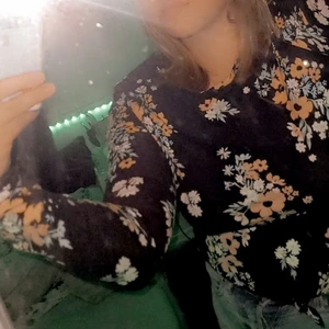 Blommig tröja i S/M - Använt den upp till 2 gånger passar inte riktigt i min smak den är fin att ha på sommaren 