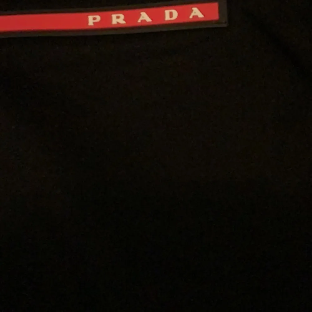 Tja byter / säljer min äkta Prada t story säker för 1000kr men priset går p diskutera kan skickas om köparen betalar för frakt men möts annan upp i Sthlm storlek m. T-shirts.