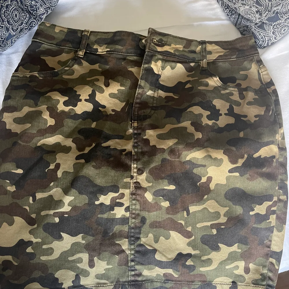 Army skirt, never worn. Kjolar.