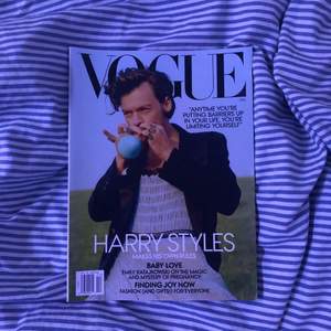 Vogue tidning med Harry Styles 💕 sparsamt använd, samlar i nuläget mest damm. BUDGIVNING, frakt tillägs på vinnande budet 💕