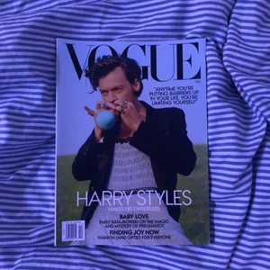 Harry Styles VOGUE  - Vogue tidning med Harry Styles 💕 sparsamt använd, samlar i nuläget mest damm. BUDGIVNING, frakt tillägs på vinnande budet 💕