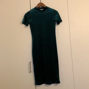 Grön bodycon från Zara - Skitfin och oanvänd klänning som passar perfekt till en julfest eller nyår 🎆. Den är från zara i storlek S (true to size) och i velvet material 😍. Om du vill träffas tilläggs 38kr.