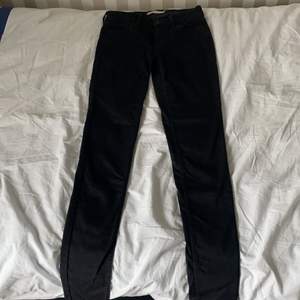 Svarta super skinny Levi’s jeans i mycket fint skick, storlek W26 och L32. Passar dig med lite längre ben. 