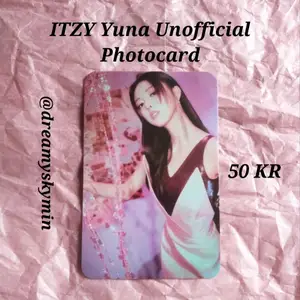 Unofficial Photocard på Yuna från ITZY. Gratis frakt och freebies ingår i köpet. Kostar bara 50 KR. Kontakta mig ifall du är sugen på att köpa.