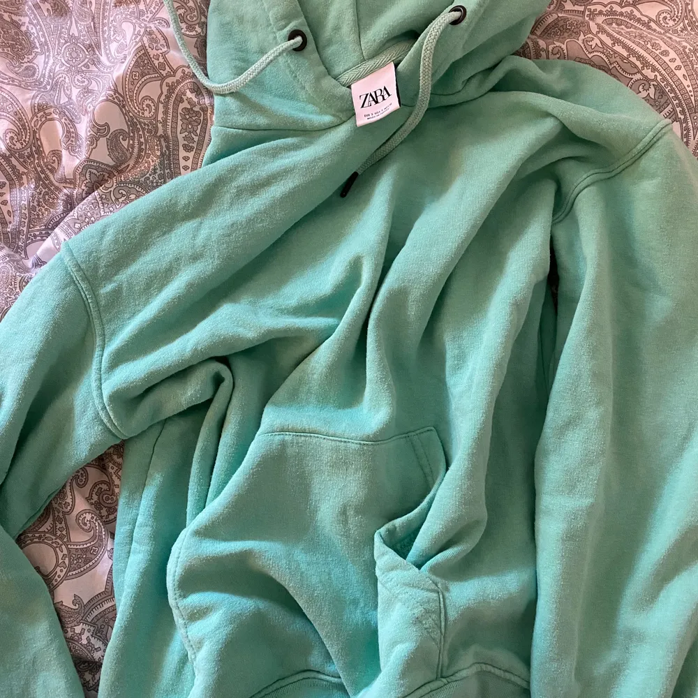 Mint grön hoodie från Zara Men avdelningen. Jätte fin och skön. Knappt använd. Lite oversized. Köparen står för frakt. Hoodies.