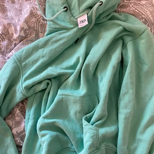 Hoodie Zara - Mint grön hoodie från Zara Men avdelningen. Jätte fin och skön. Knappt använd. Lite oversized. Köparen står för frakt