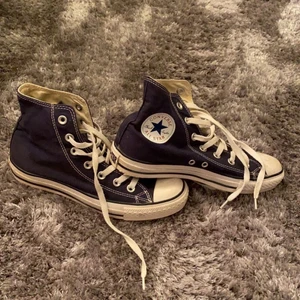 Mörkblå coverse - Supersnygga mörkblåa converse⚡️ storlek: 39⭐️ använd fåtal gånger. För fler frågor så är det bara att skriva. Obs! Frakt ingår ej⚡️✨