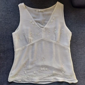 Linne med pärlor - Tunt linne med broderade pärlor och paljetter. Visass på mig som har storlek S. Har någon lös tråd, kan skicka bild om det önskas