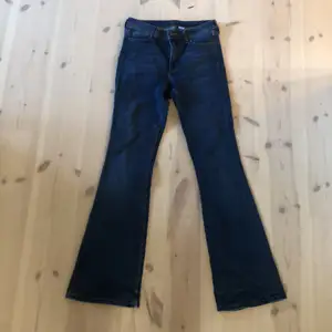 Utsvängda mörkblå jeans från H&M strl 38 Stretchiga i tyget. Fint skick. Modell ” mini flare”
