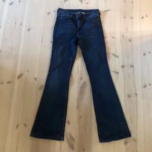 Utsvängda mörkblå jeans H&M - Utsvängda mörkblå jeans från H&M strl 38 Stretchiga i tyget. Fint skick. Modell ” mini flare”