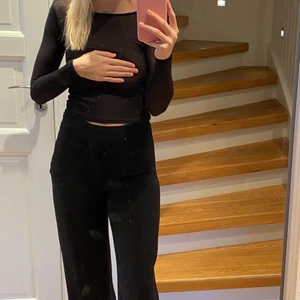 Långärmad genomskinlig - Lite genomskinlig tröja, själv brukar jag ha ett litet linne under. Skit snygg i ryggen. Köparen står för frakten💗