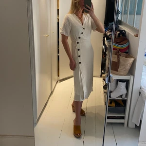 Slå-om kjole - Slå-om kjole fra Pieces, aldrig brugt 