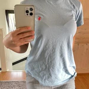 Ralph Lauren tröja - XS - Älskar tröjan och färgkombon! Men tyvärr lite för lång, dock är modell så! Sååå fin till sommaren med kjol ☀️🌈 köpt på Zalando i fjol för ca 500kr 🧡                                                               OBS❗️jag kan stryka tröjan innan leverans - frakt ingår :)