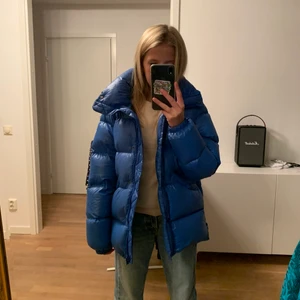 Peak performance jacka  - ⚡️⚡️intressekoll⚡️⚡️ kollar hur mycket jag kan få för denna jättecoola peak performance jacka💙 köpt förra vintern, nypris -3500kr💘 sista bilden visar ett hål, sitter på baksidan av högra armen och syns därför inte när man har på sig den