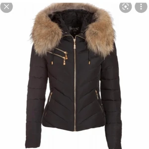 Hollies jacka - Figursydd holliesjacka i storlek 32, använd sparsamt och i bra skick, nypris 4000. Skriv privat för fler bilder💗💗