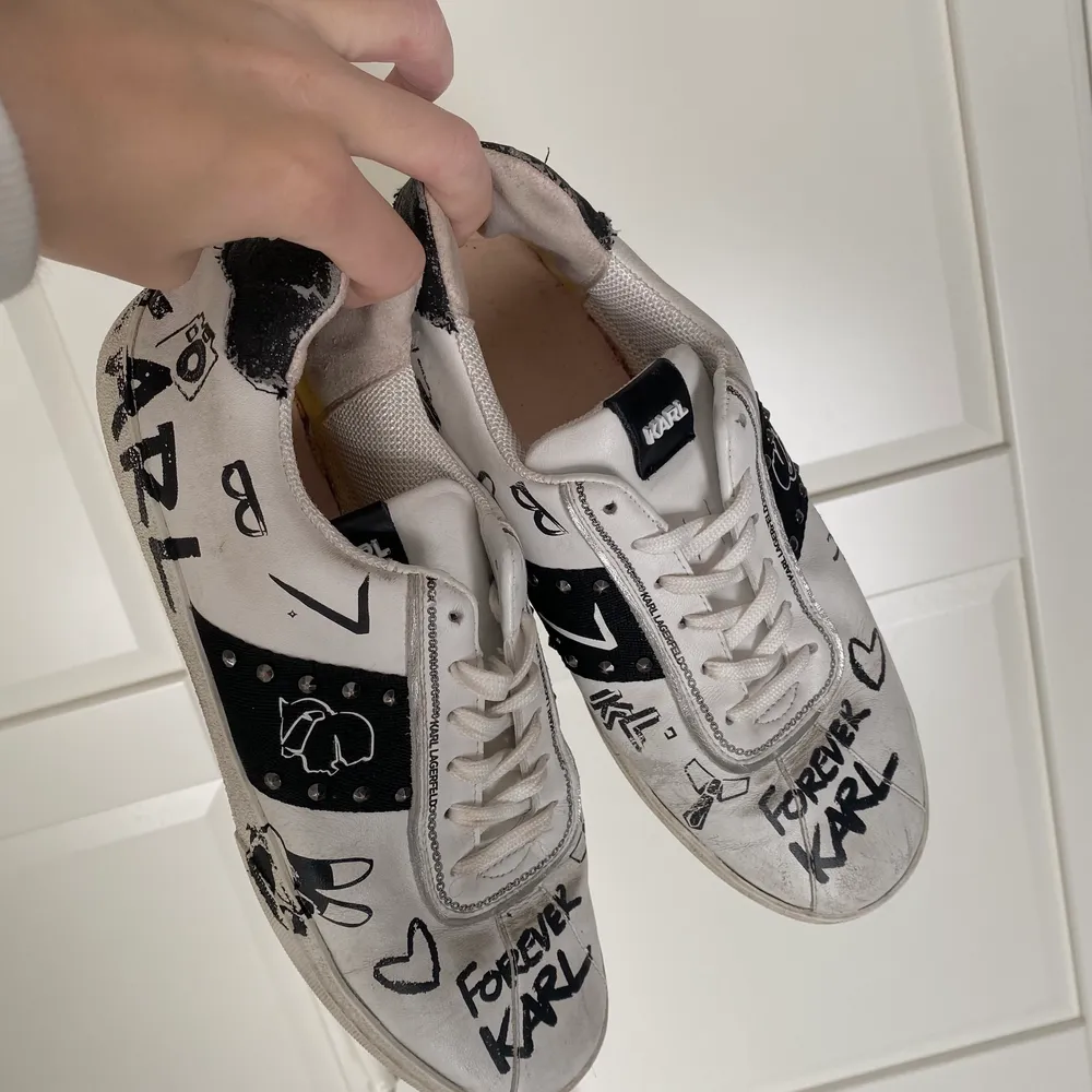 Säljer dessa coola Karl Lagerfeld skor i modellen ”SKOOL BANDANA LACE” slutsålda överallt. Nypris: 2145  storlek: 39 . Skor.