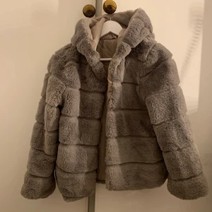 Pälsjacka Medium  - Pälsjacka storlek Medium, fint skick! 200:-