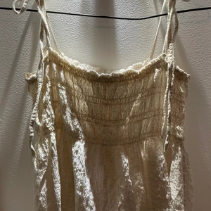 Zara linne - Jätte fint zara linne, säljer eftersom att det inte kommer till användning längre💕 På bilderna ser den väldigt genomskinlig ut men den är inte det igentligen, änvänd fåtal gånger, köparen står för frakt💕 Vid fler intresserade budgivning