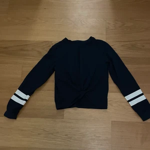 Mörkblå tröja  - En Mörkblå tröja i fint skick 35kr + frakt. Hör av dig vid frågor.