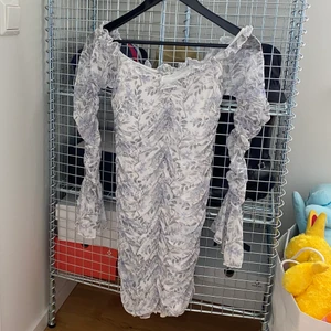 KLÄNNING FRÅN NELLY - Somrig, blommig klänning från Nelly. Väldigt bra skick. Storlek S.