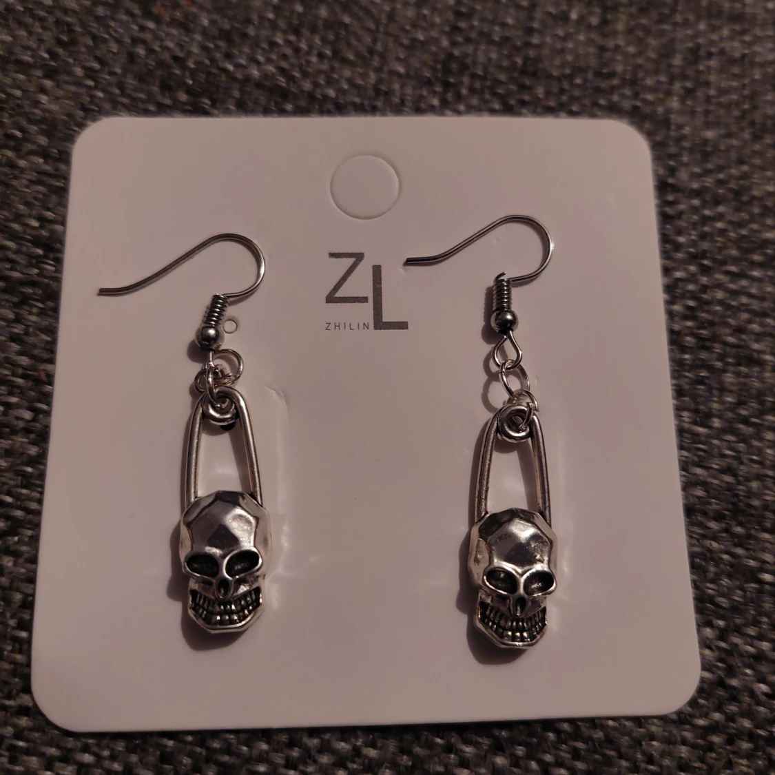 Safety pin Skelett örhänge 