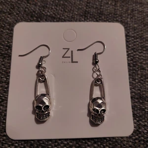 Safety pin Skelett örhänge  - Säkerhetsnål Skelett örhänge, passar perfekt för halloween. 