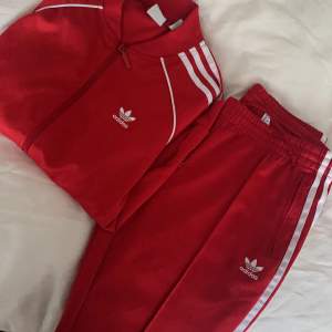 Adidas original sett, i strlk S både byxa och tröja, använd ca 10 ggr riktigt bra skick, köpt för 1200kr på Adidas hemsida! 🌹