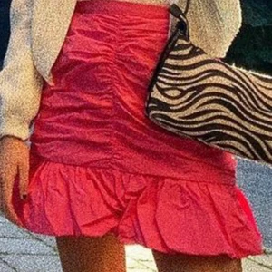 Gina tricot kjol - Så fin men får tyvärr inte användning för den! Den är så gott som ny använt 1 gång